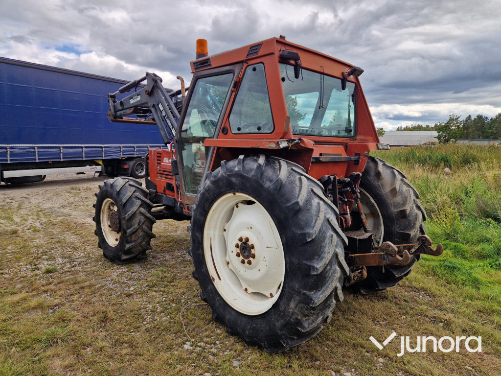 Lastartraktor New Holland 110-90