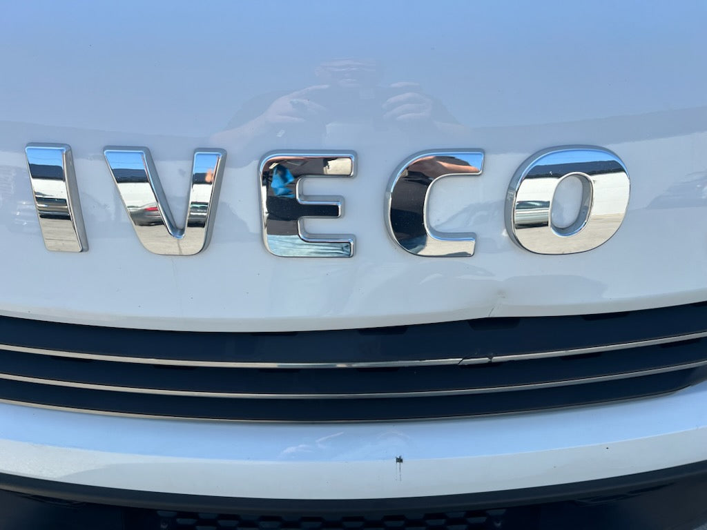 Skåpbil Iveco Daily med bakgavellyft