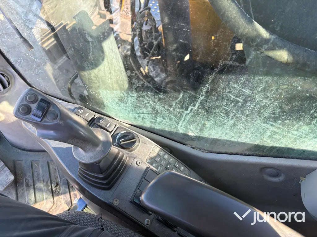 Grävmaskin Volvo EC210CL med tiltrotator och redskap