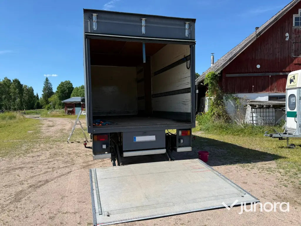 Lastbil - Iveco 80E18 med högt skåp