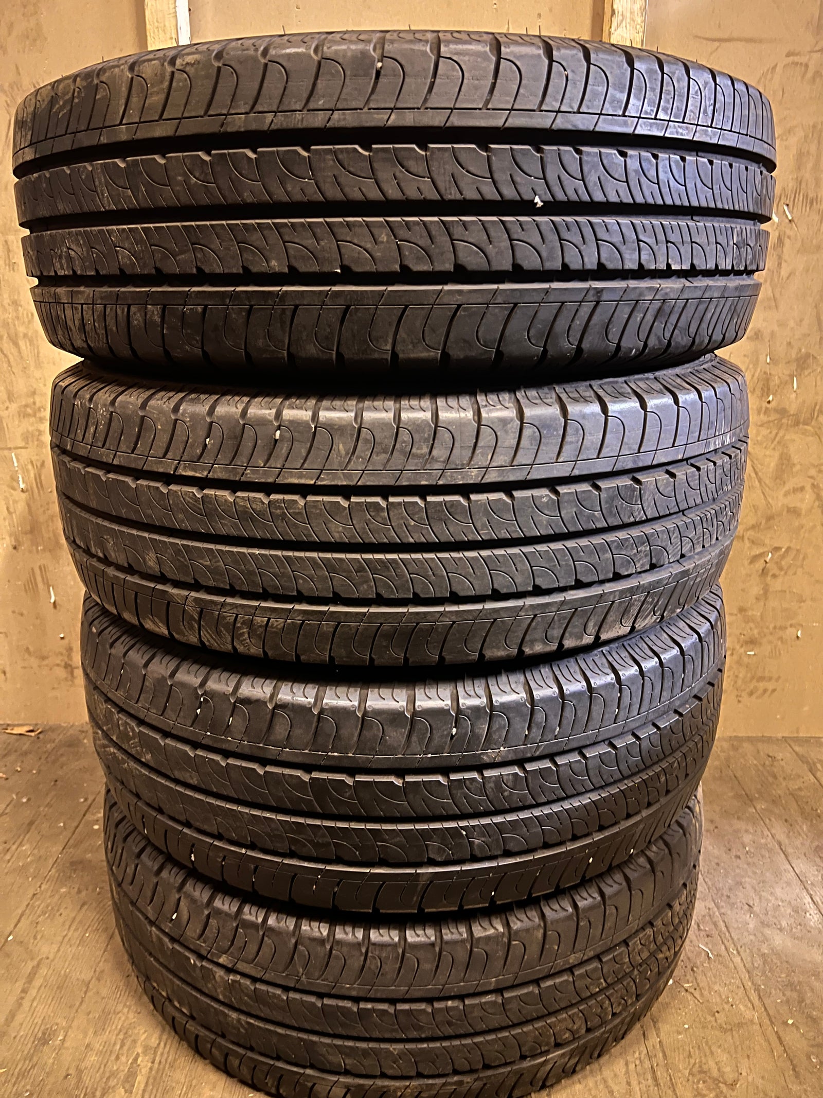 4styck Nästan Helt Nya 215/65 R16C 109/107T GOODYEAR EFFICIENT GRIP