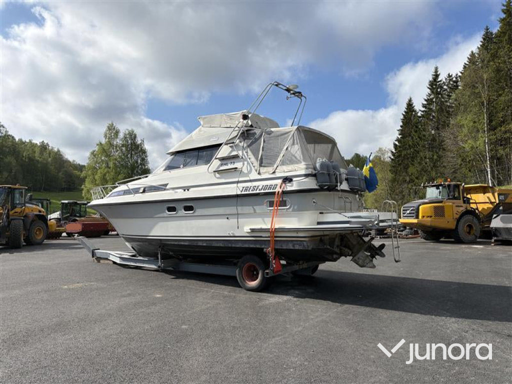 Båt med trailer - Tresfjord, 33 Cabin Cruiser