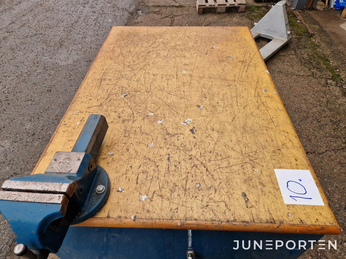 Arbetsbänk med skruvstäd