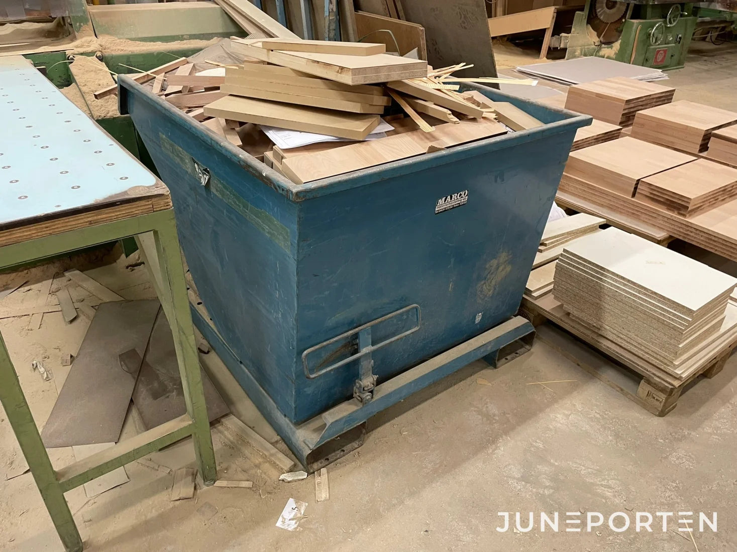 Avfallscontainer med tipp