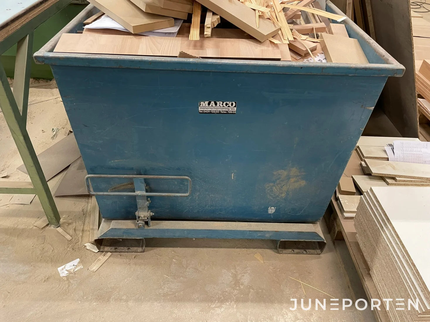 Avfallscontainer med tipp