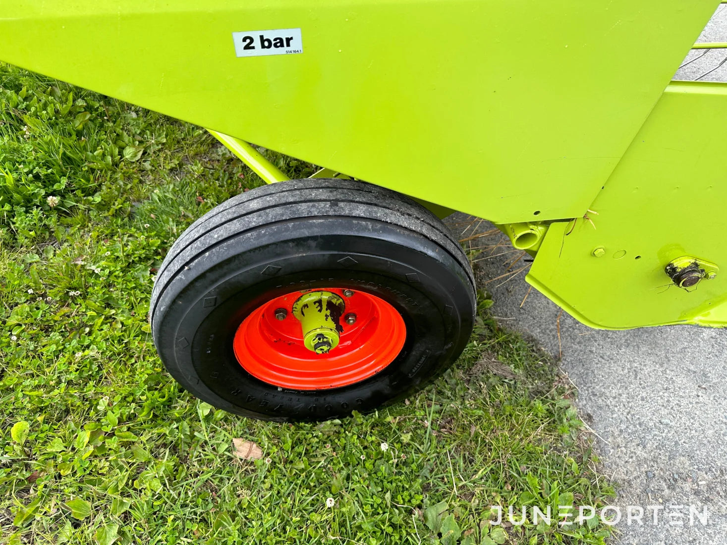 Småbalspress Claas Markant 51 med kastare