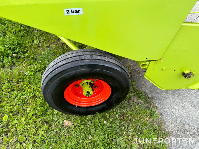 Småbalspress Claas Markant 51 med kastare