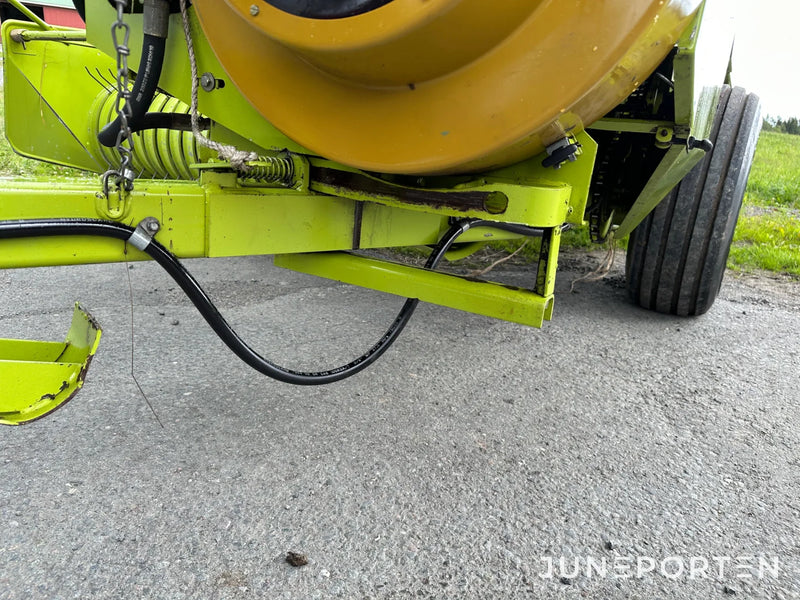 Småbalspress Claas Markant 51 med kastare