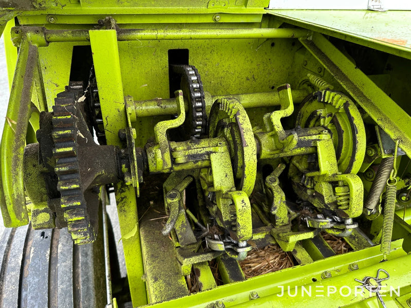 Småbalspress Claas Markant 51 med kastare