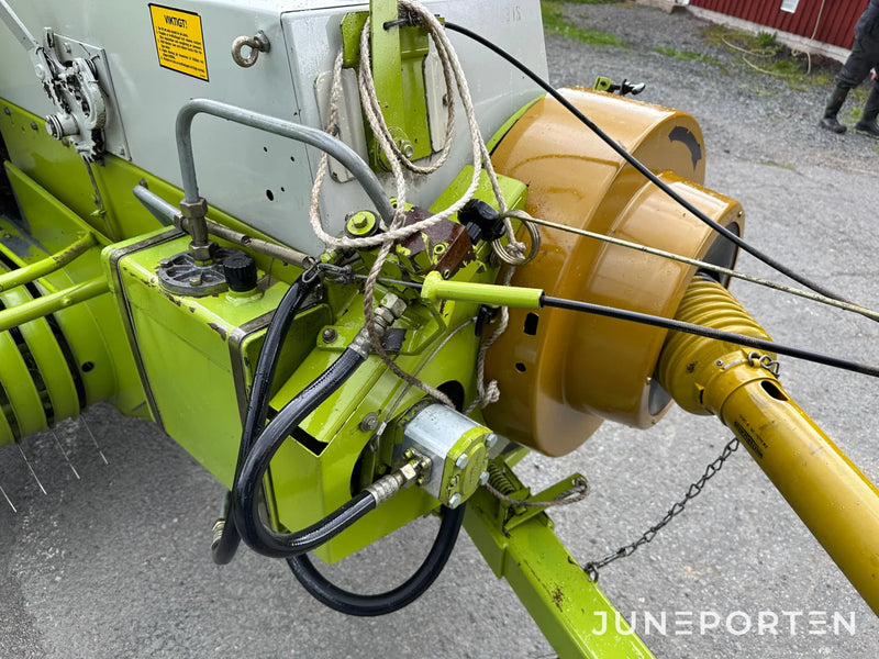 Småbalspress Claas Markant 51 med kastare