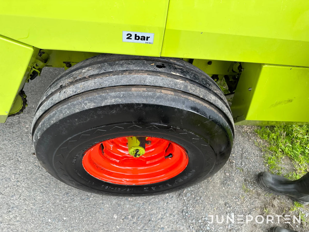Småbalspress Claas Markant 51 med kastare