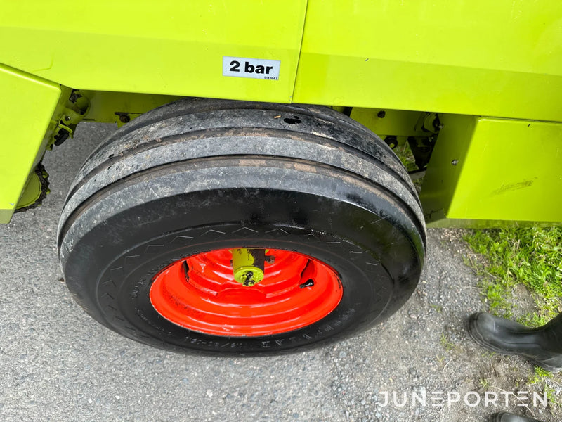 Småbalspress Claas Markant 51 med kastare