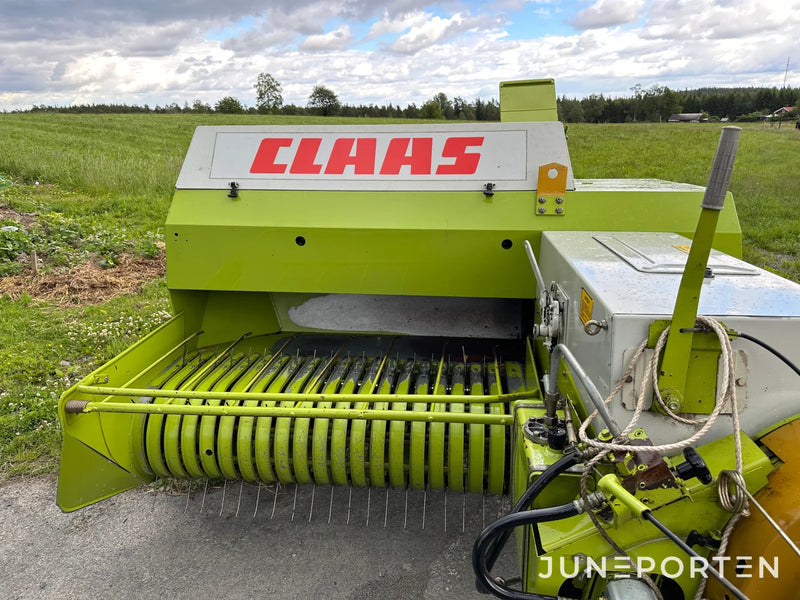 Småbalspress Claas Markant 51 med kastare