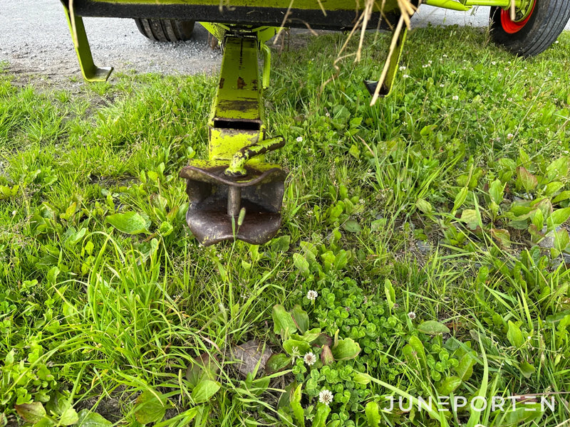 Småbalspress Claas Markant 51 med kastare