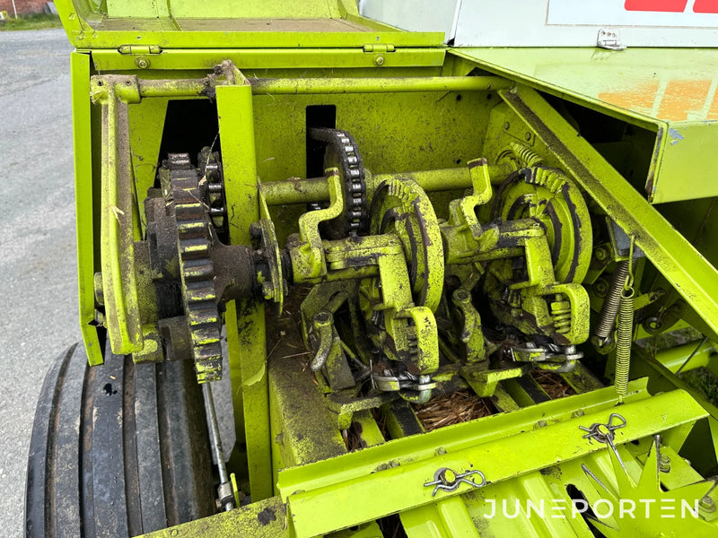Småbalspress Claas Markant 51 med kastare