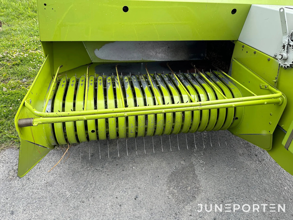 Småbalspress Claas Markant 51 med kastare