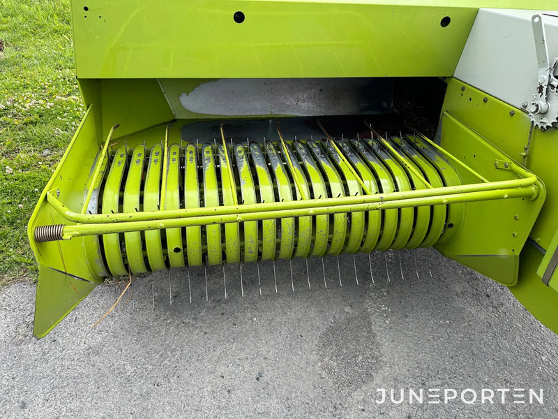 Småbalspress Claas Markant 51 med kastare