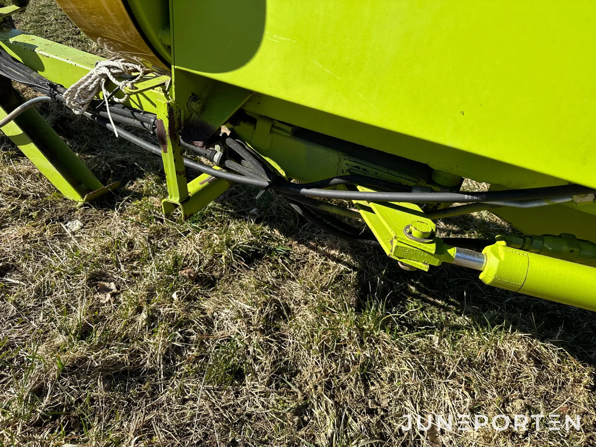 Claas Markant 65 småbalspress med kastare