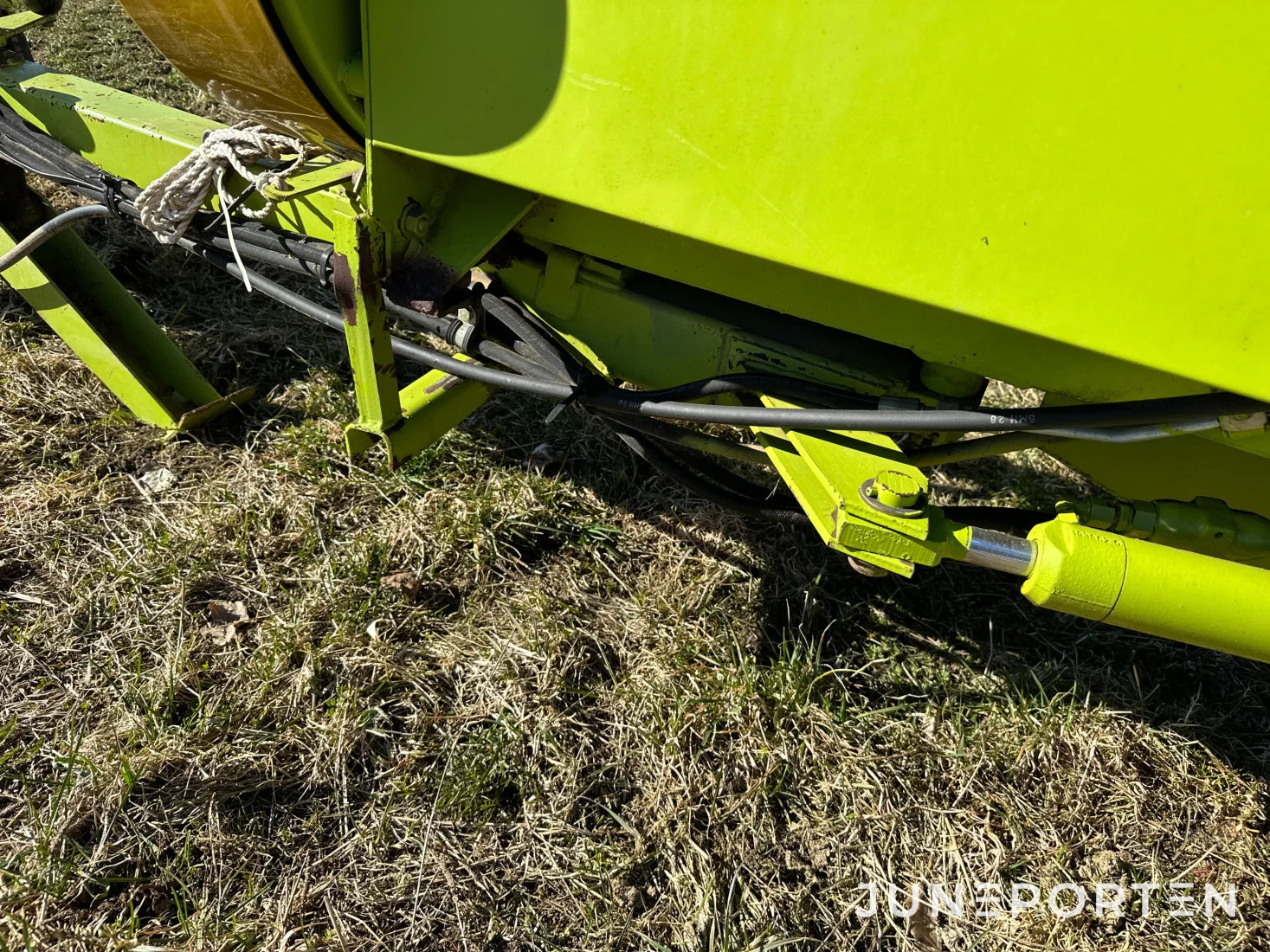 Claas Markant 65 småbalspress med kastare