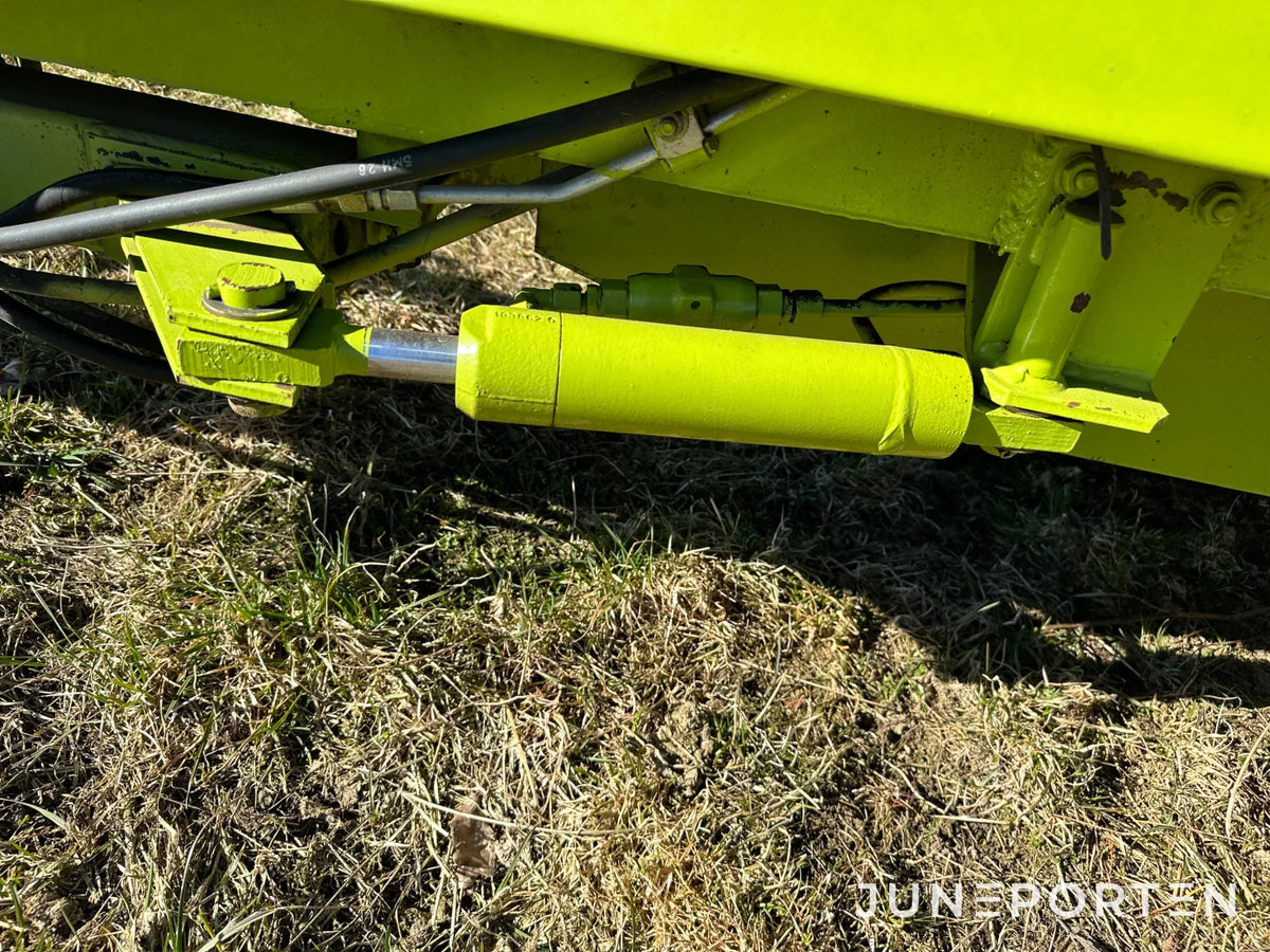 Claas Markant 65 småbalspress med kastare