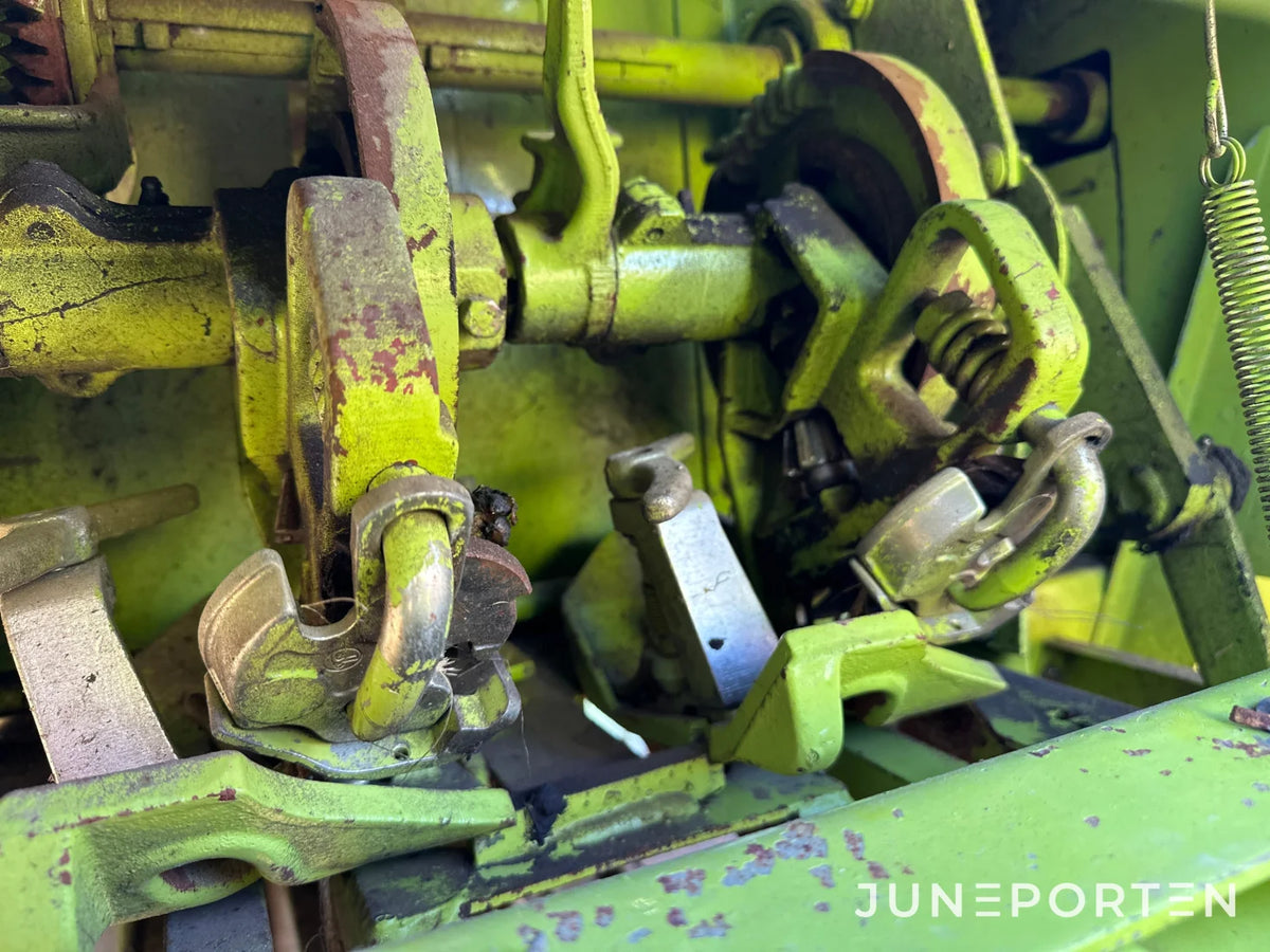 Claas Markant 65 småbalspress med kastare