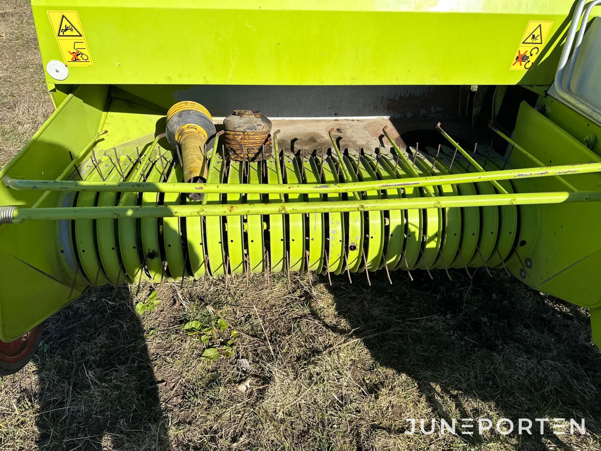 Claas Markant 65 småbalspress med kastare