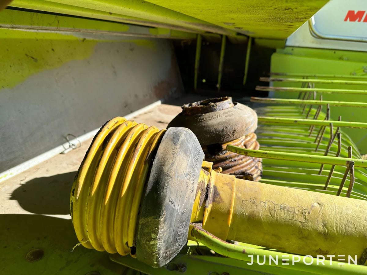 Claas Markant 65 småbalspress med kastare
