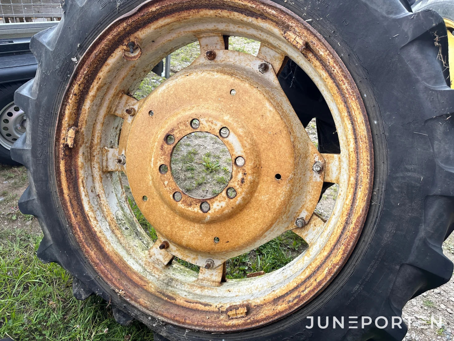 Däck Taurus 605/13.6 R 38
