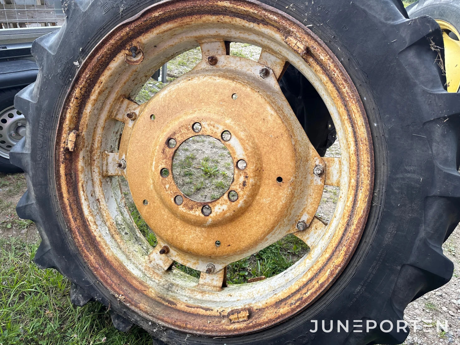 Däck Taurus 605/13.6 R 38