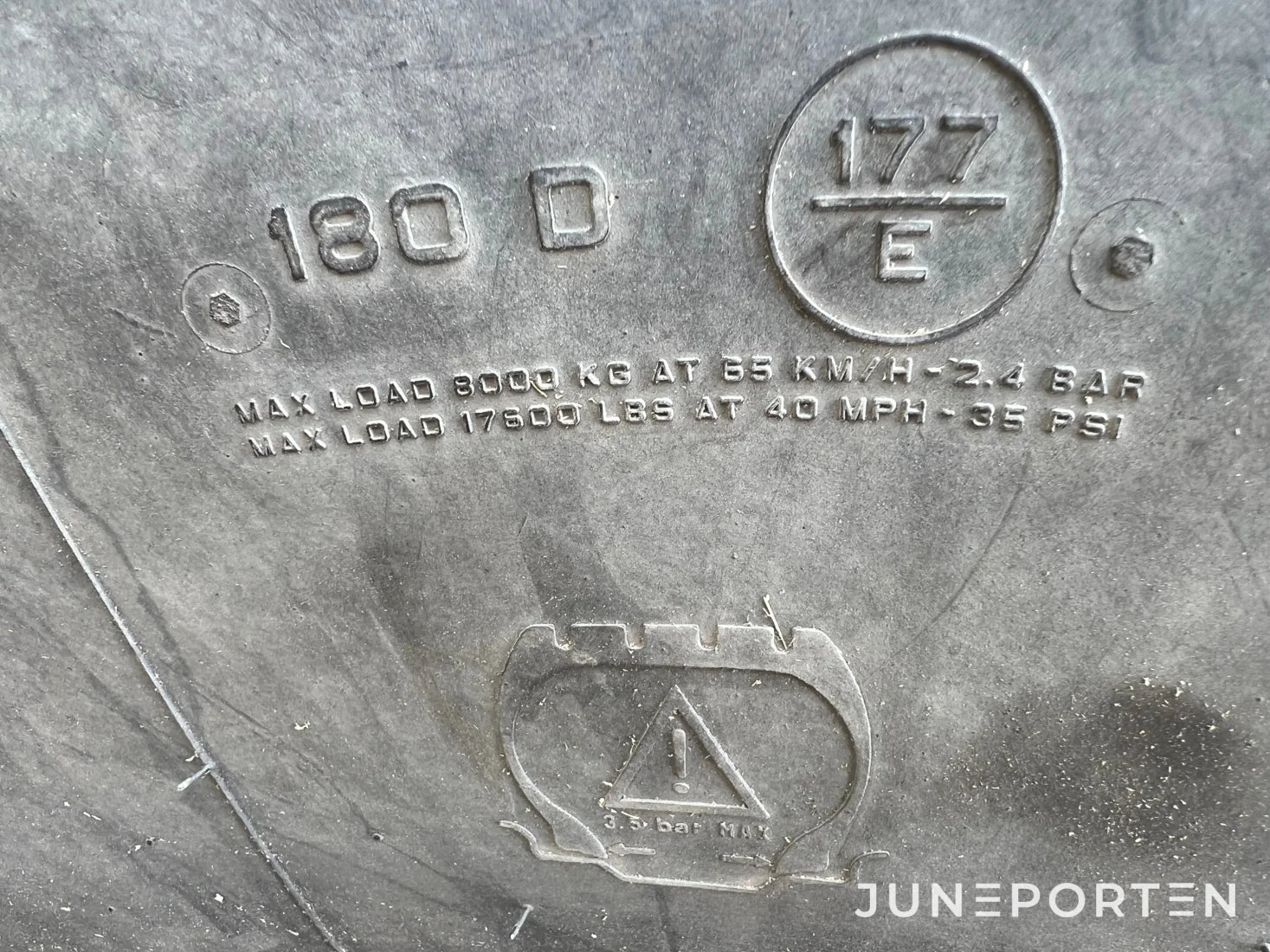 Däck Trelleborg 900 / 60 R 42
