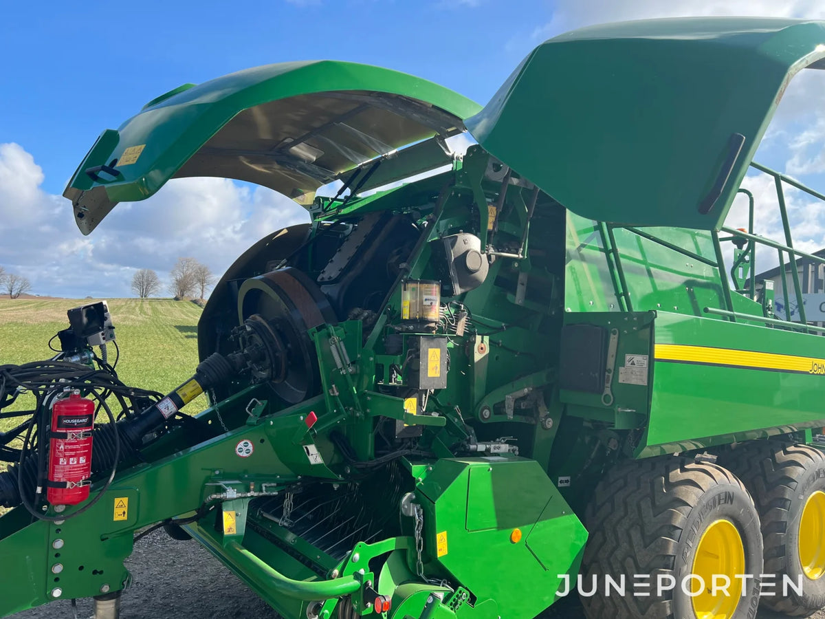 Fyrkantspress John Deere L1524H med vagn