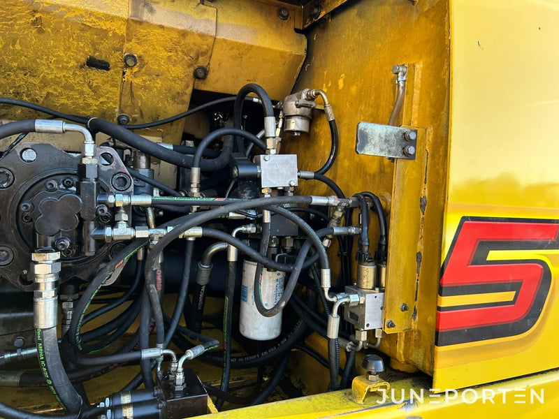 Grävmaskin New Holland E305