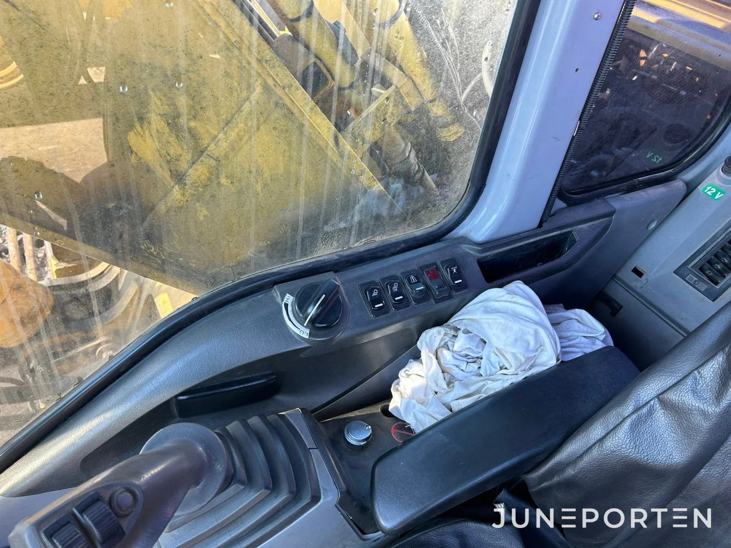 Grävmaskin New Holland E305
