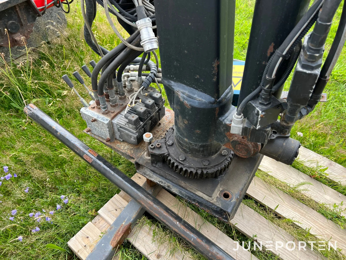Huddig kran med korg