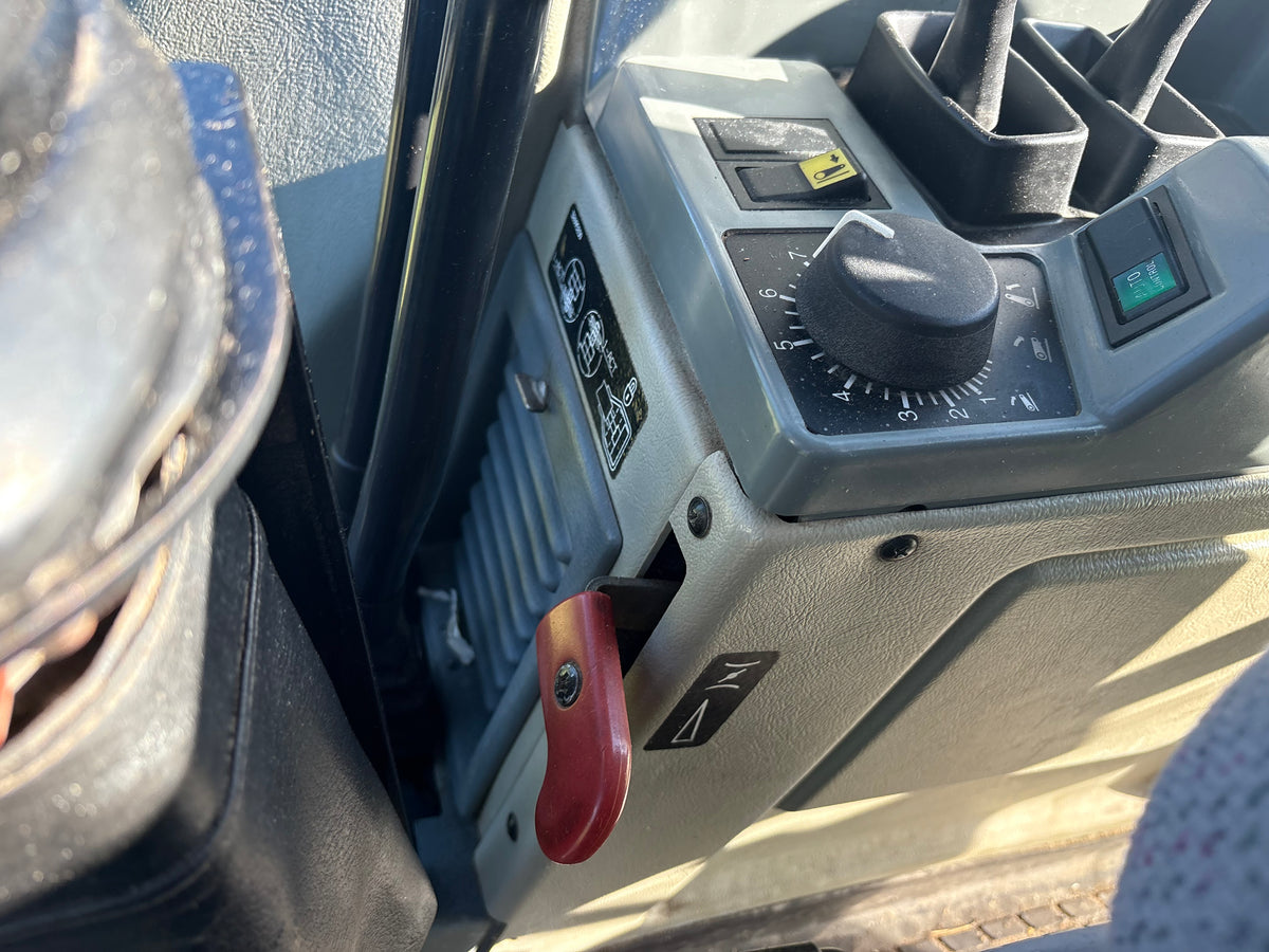 Traktor - Valtra X120, Med lastare, Midjestyrd