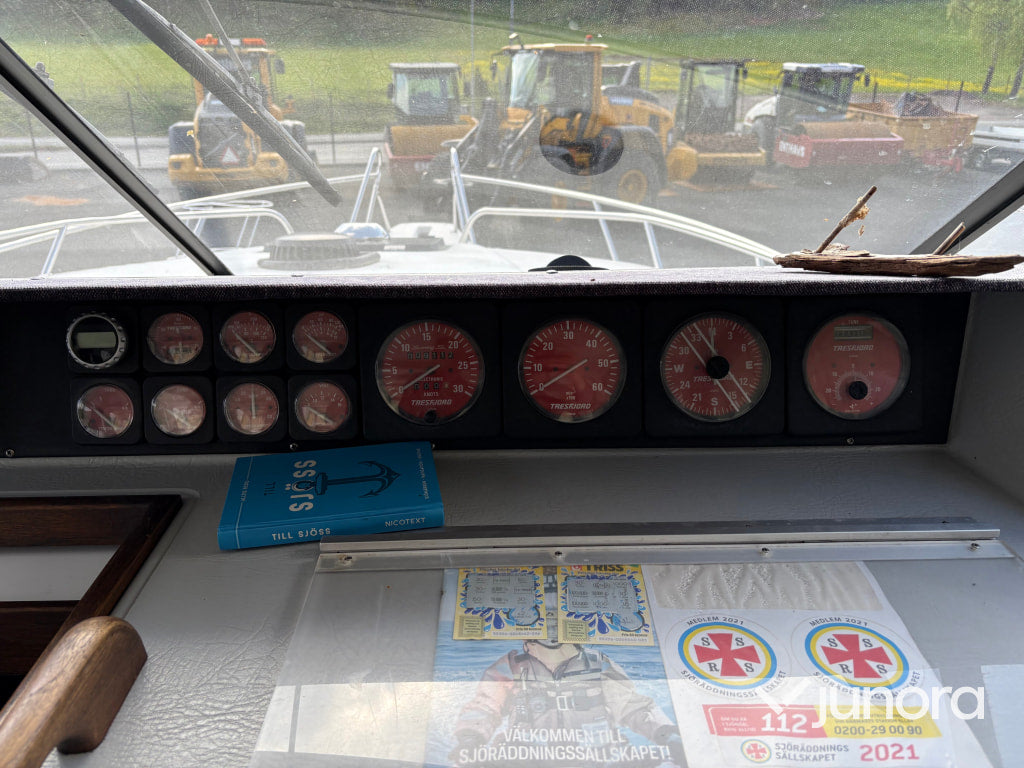 Båt med trailer - Tresfjord, 33 Cabin Cruiser