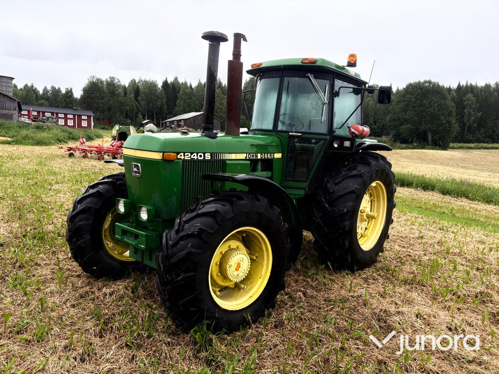 Traktor - JOHN DEERE 4240S MFWD