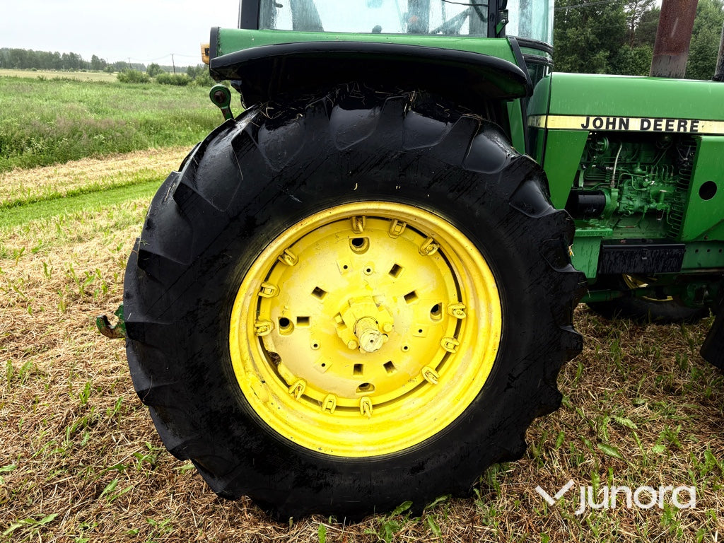Traktor - JOHN DEERE 4240S MFWD