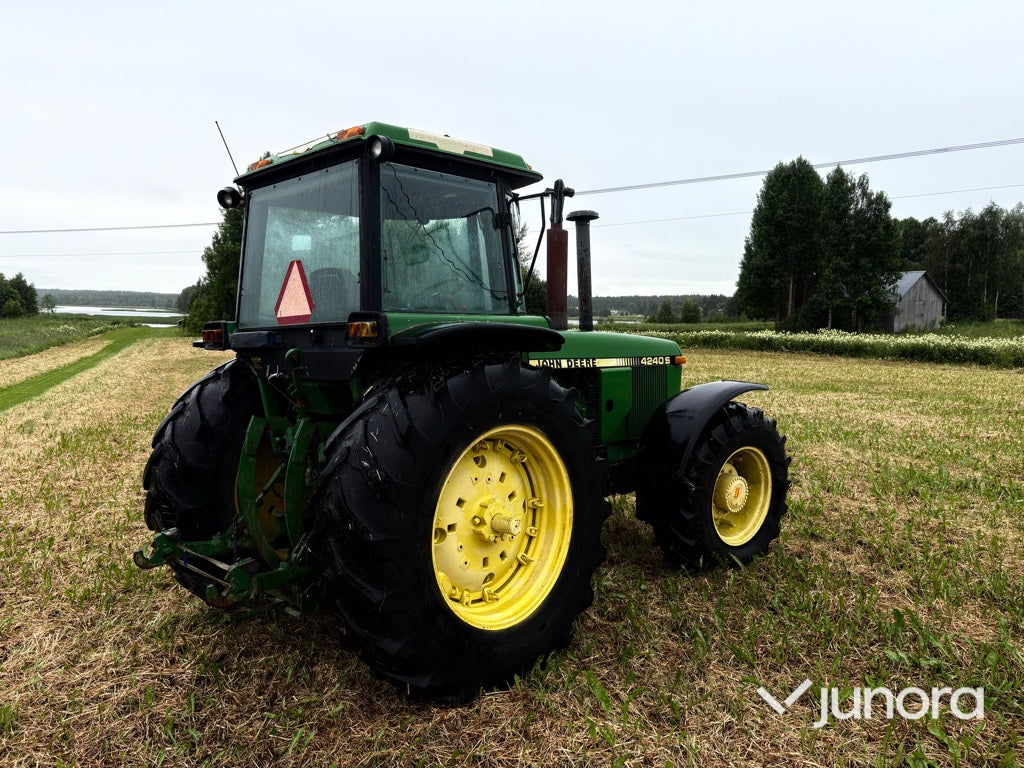 Traktor - JOHN DEERE 4240S MFWD