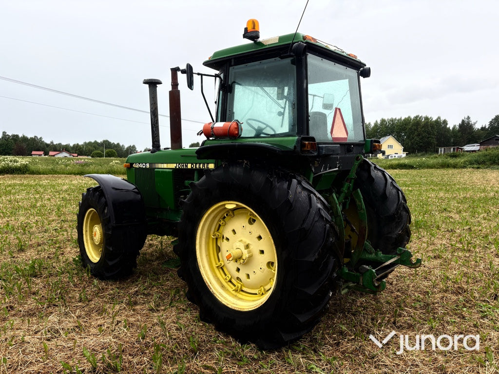 Traktor - JOHN DEERE 4240S MFWD