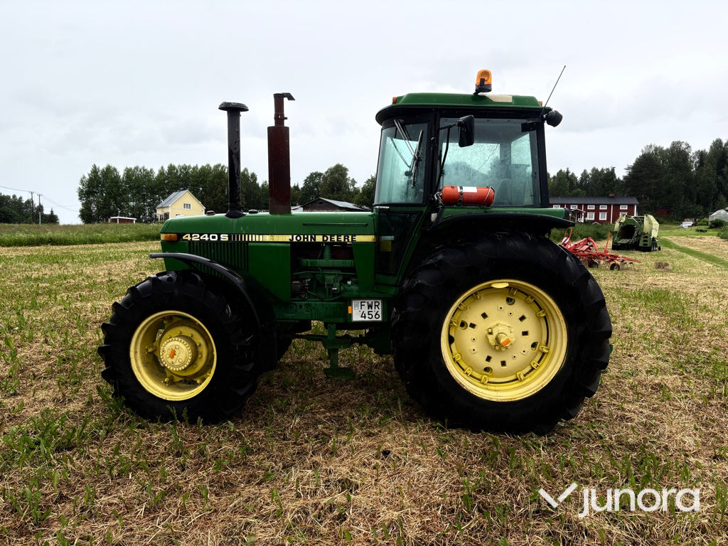 Traktor - JOHN DEERE 4240S MFWD