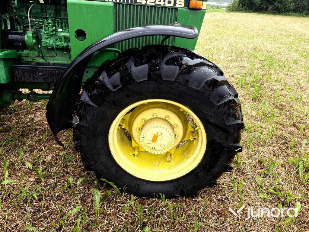 Traktor - JOHN DEERE 4240S MFWD