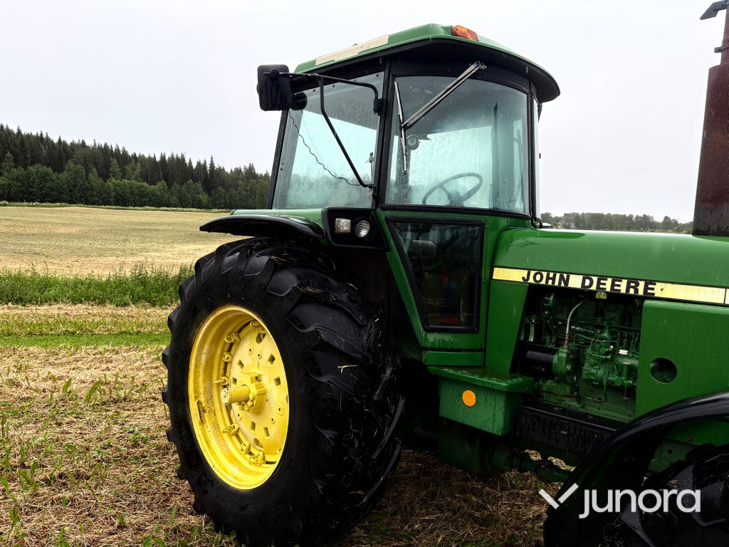 Traktor - JOHN DEERE 4240S MFWD