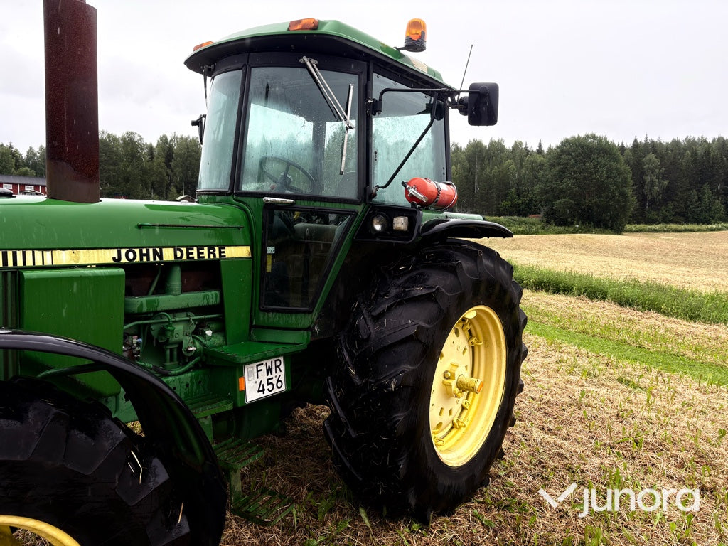 Traktor - JOHN DEERE 4240S MFWD
