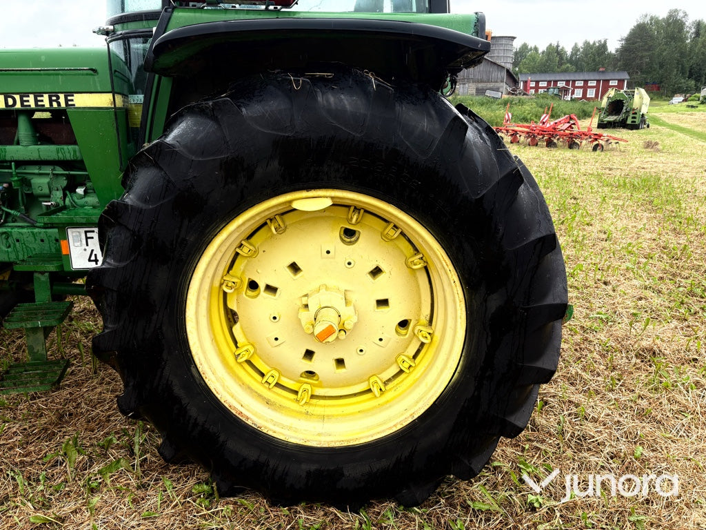 Traktor - JOHN DEERE 4240S MFWD
