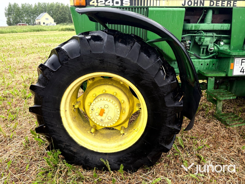 Traktor - JOHN DEERE 4240S MFWD