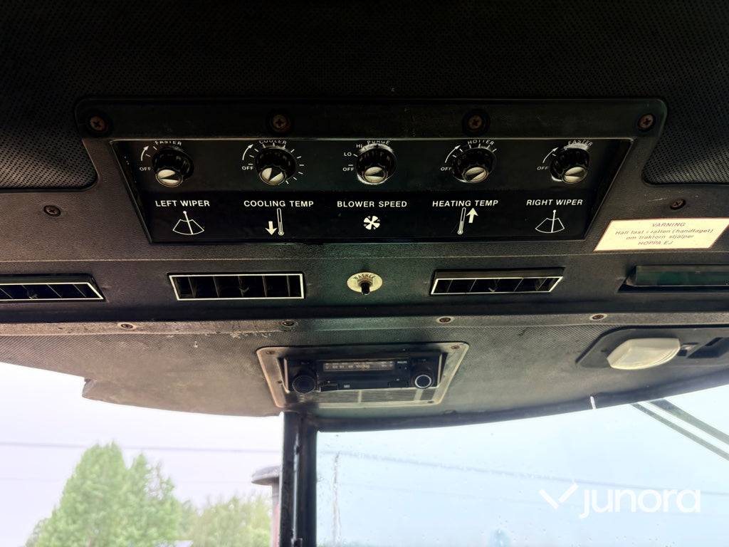 Traktor - JOHN DEERE 4240S MFWD