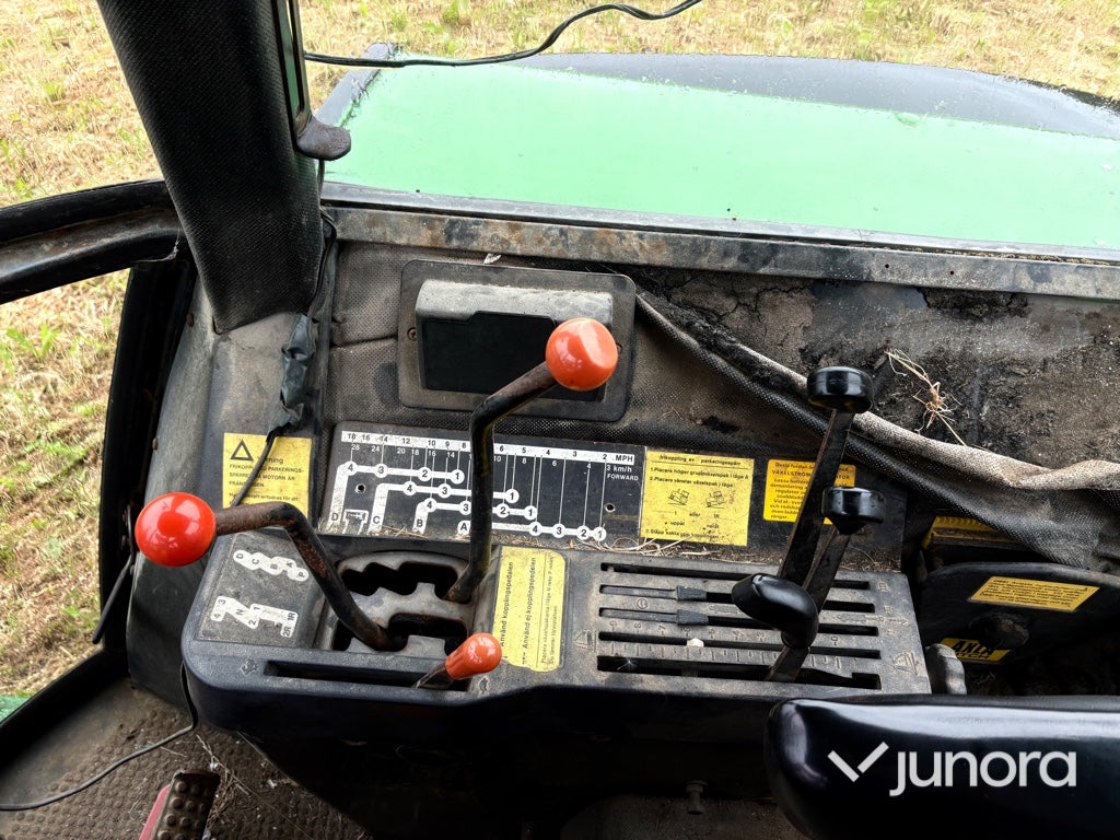 Traktor - JOHN DEERE 4240S MFWD