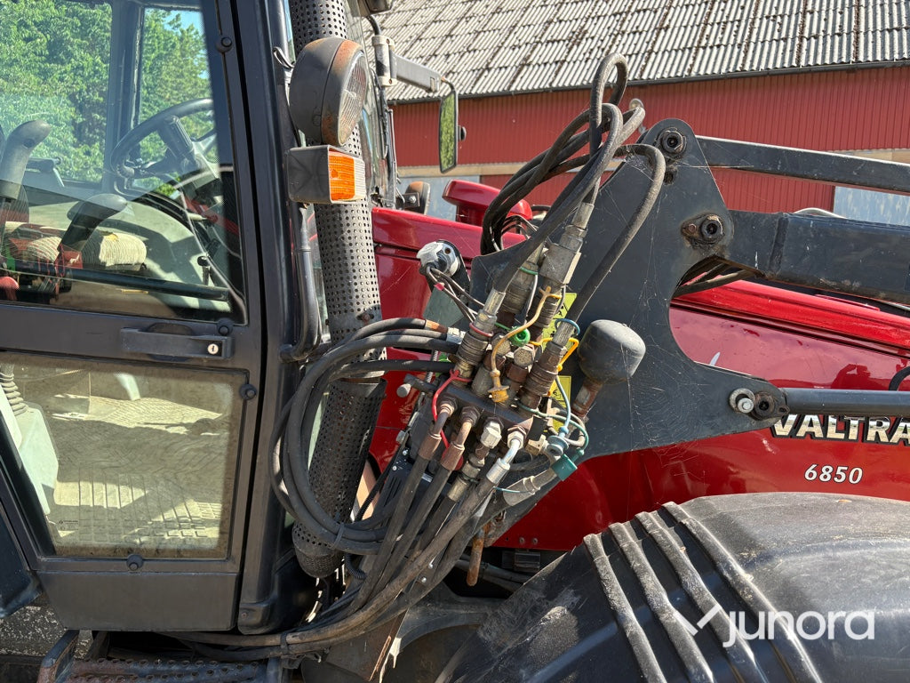 Traktor - Valmet 6850-4 med frontlyft