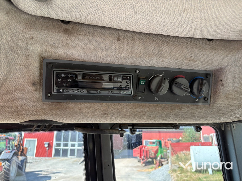 Traktor - Valmet 6850-4 med frontlyft
